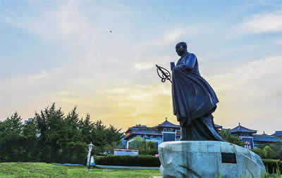 Bronze statue of Master Tang Xuanzang