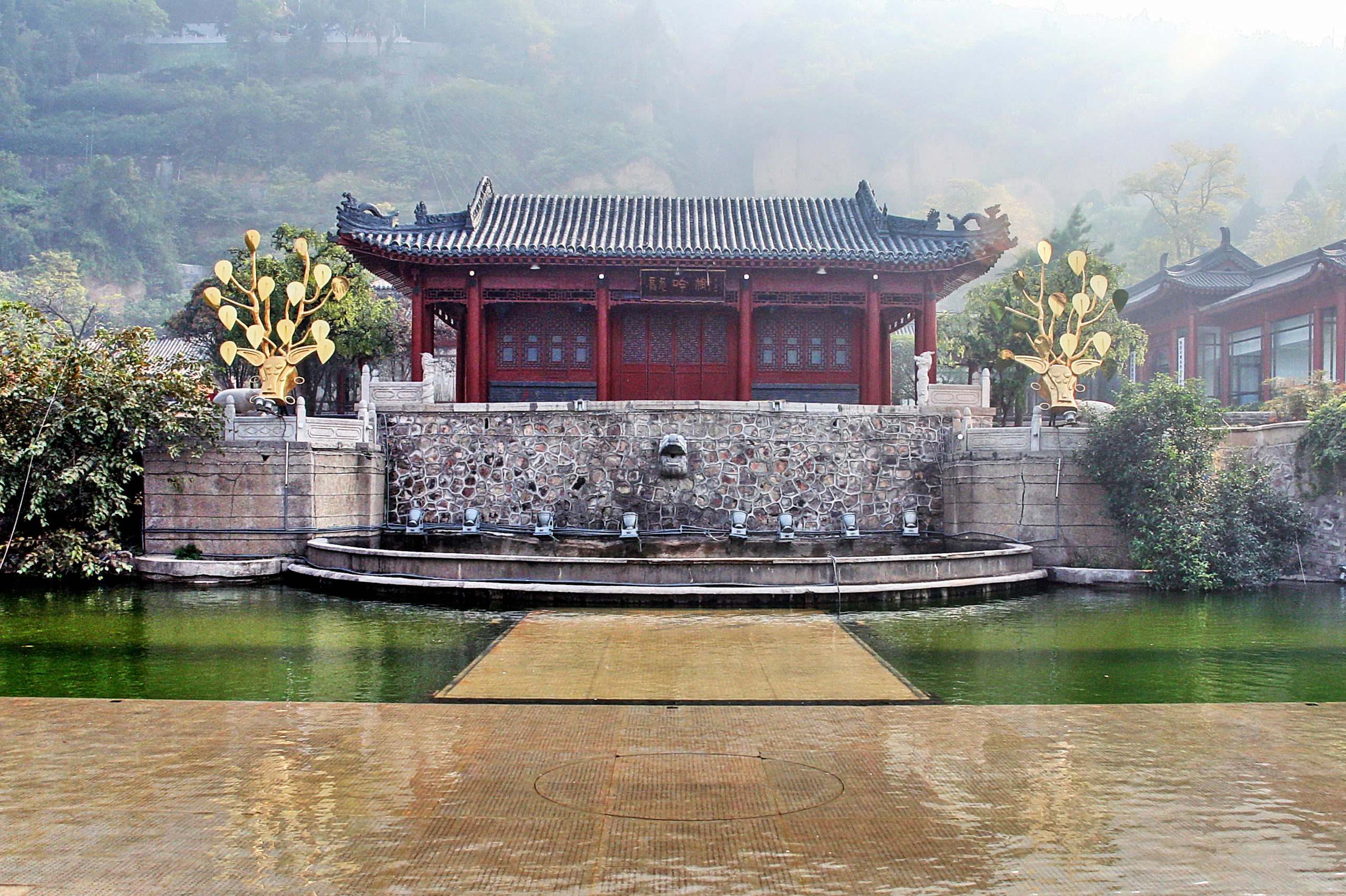 Huaqing Pool has long history and location among the wonderful landscapes of Xian should entice any visitor to visit and bathe in this hot spring.
