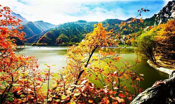  Events on the middle part of Shaanxi had once recorded that "to the east of Taiyi Valley that the section of the peak was as smooth as a board with a Jinhua cave hidden in her waist". 