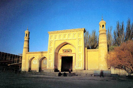 Id Kah Mosque is located in the city center. It is the largest mosque in China originally built in 1142 and the center of Moslem activities in Xinjiang. 