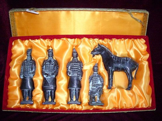 Replicas_of_the_Terracotta_Warriors_and_Horses.jpg