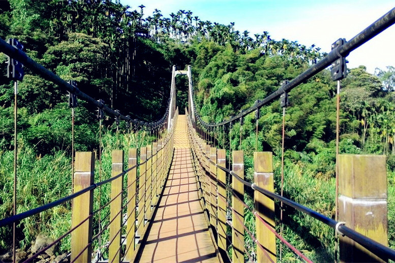 Huashan-small-ladder-lover-bridge