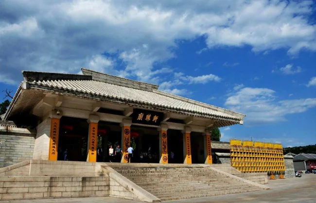 Yellow-Emperors-Mausoleum