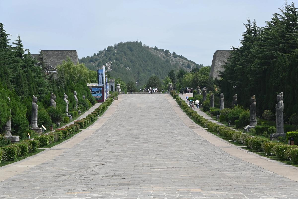 Qianling-Mausoleum2 Qianling-Mausoleum2